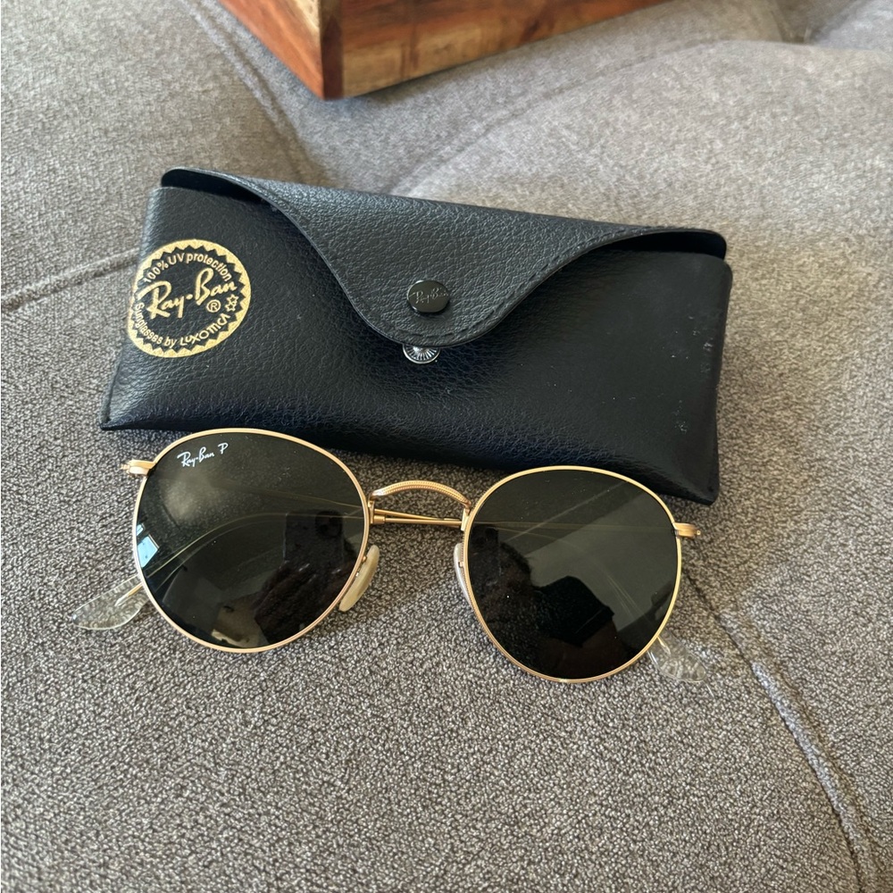 Unisex Ray-ban Round Gold Metal Frame with black case.